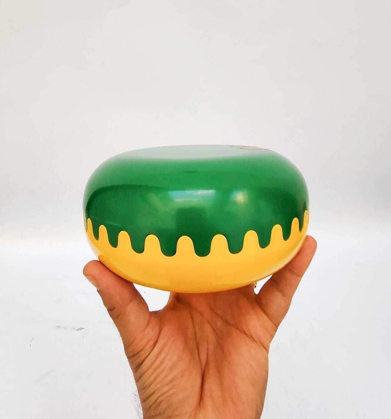 Clam Box Ashtray ontworpen door Alan Fletcher, Space Age Furniture, jaren 1970, gele en groene reclamebijen photo Woonaccessoires