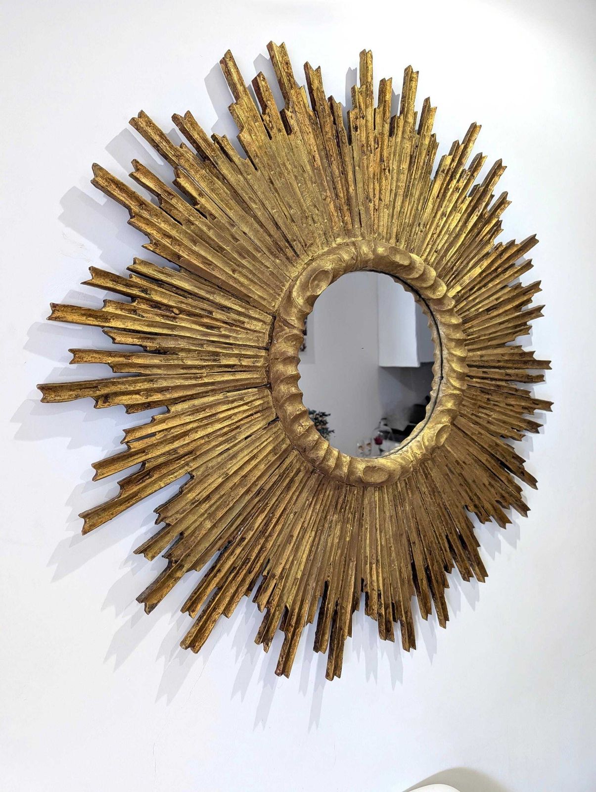Grand miroir soleil en bois sculpté et doré, années 1950 photo furniture