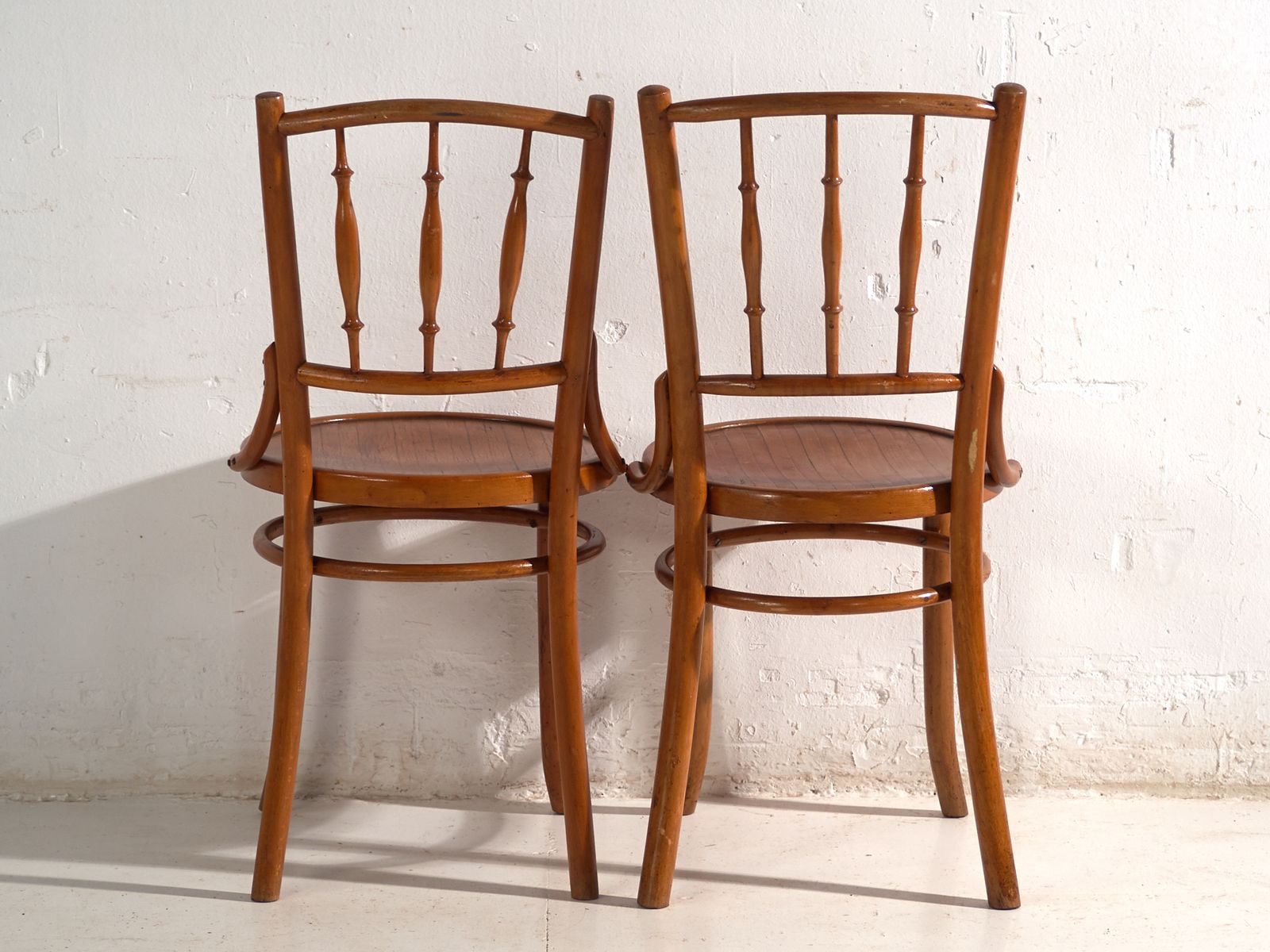 photo furniture Chaises d'époque de style Thonet en bois courbé - Hongrie, vers 1960 #8