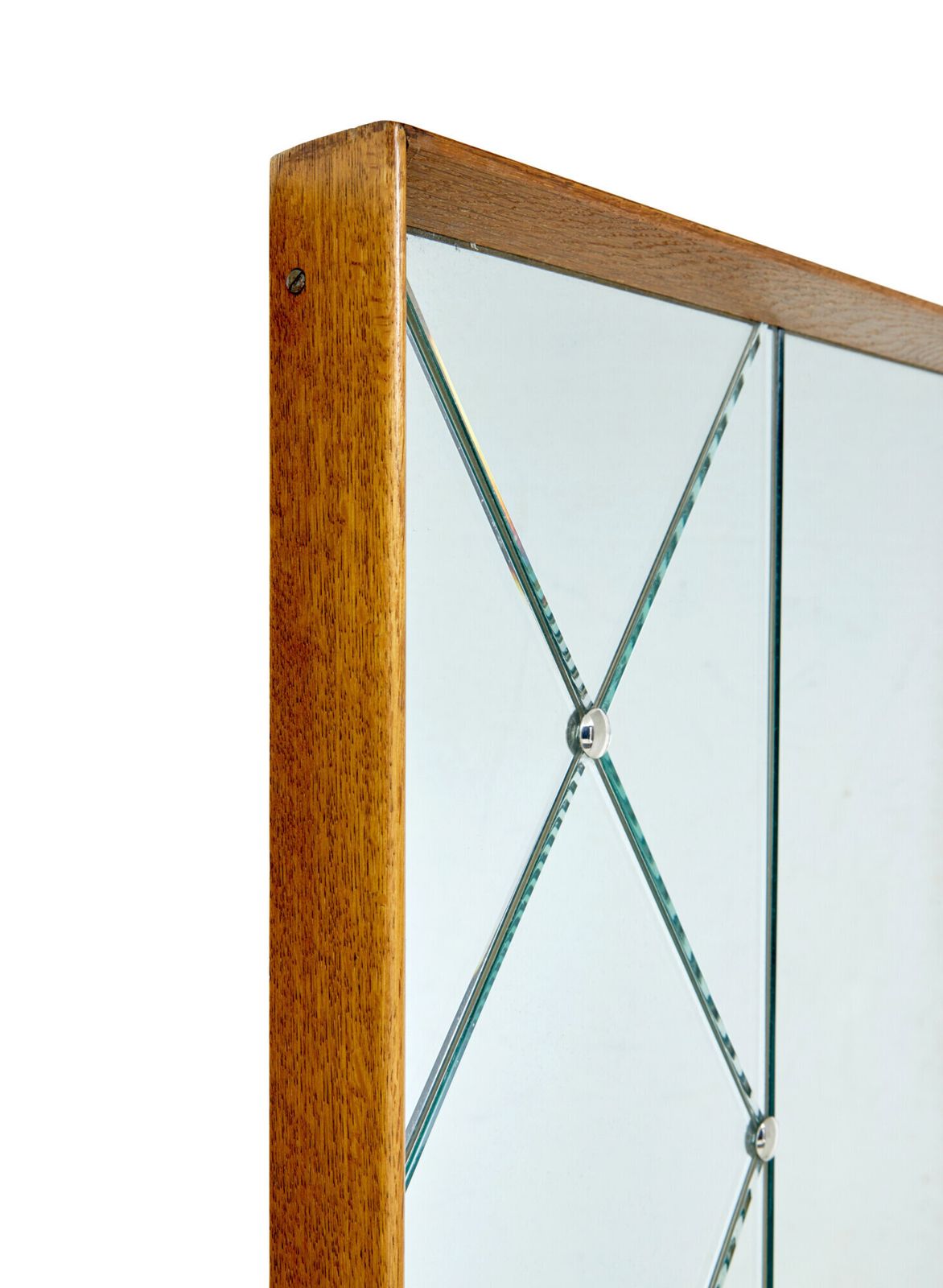 Grote mid-century Zweedse eiken wandspiegel met harlekijnmotief photo vinterior