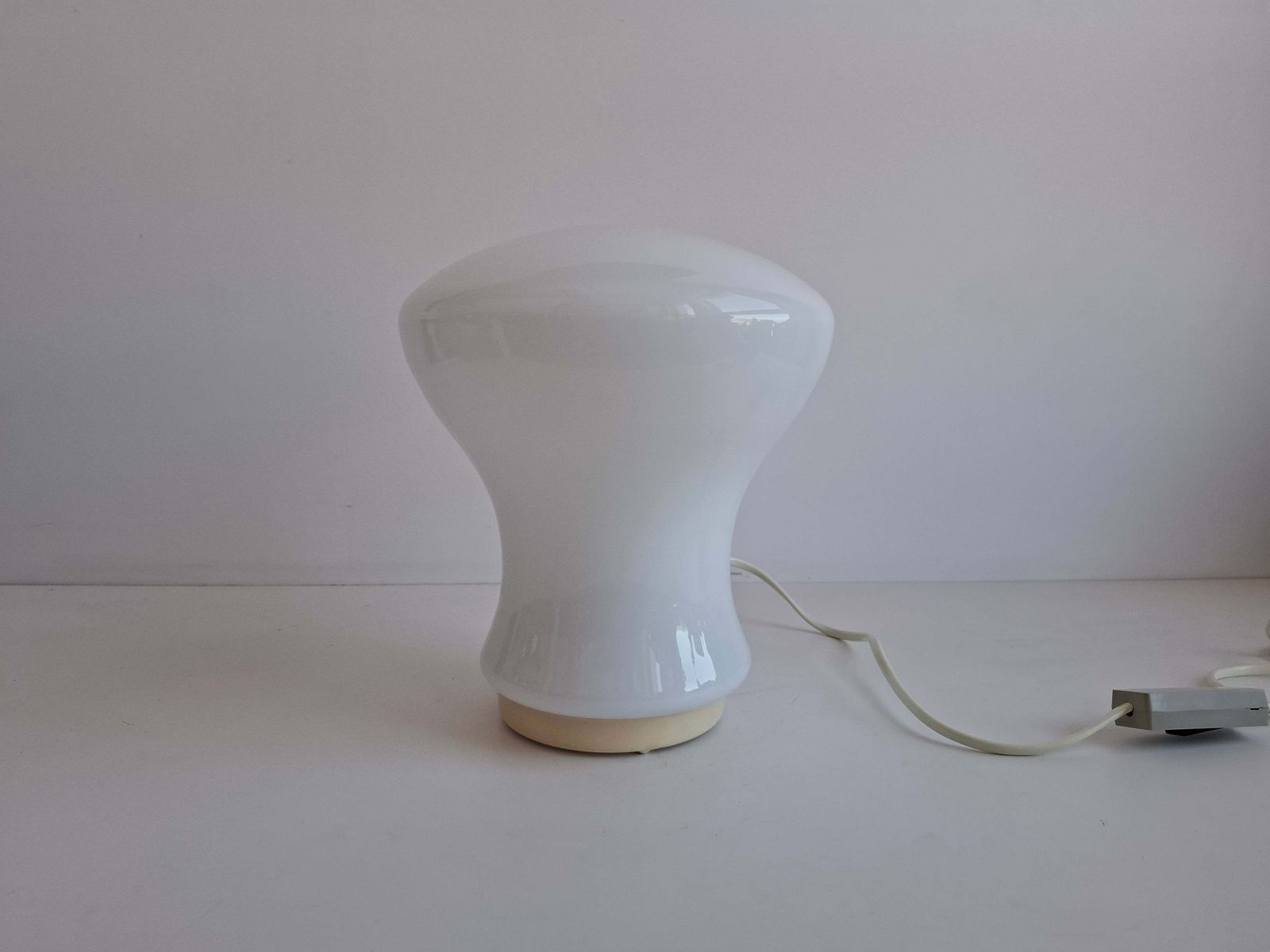 photo furniture Lampe de table en verre opalin tchécoslovaque, années 1970, attribuée à Ivan Jakeš