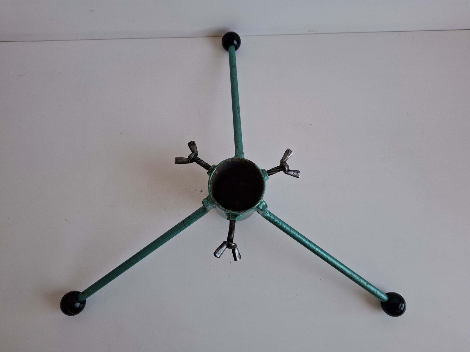 Tsjechoslowaaks vintage metalen kerstboomstandaard, mid-century driepoot photo vinterior