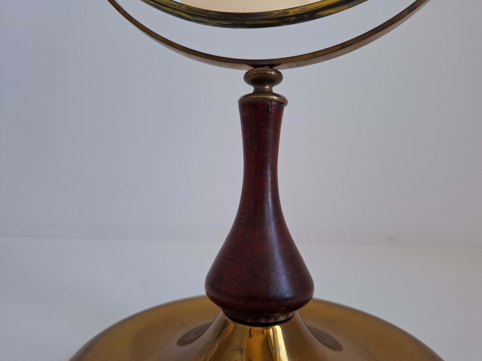 Décoration Miroir de table pivotant mid-century en laiton et bois, Tchécoslovaquie, années 1960 photo