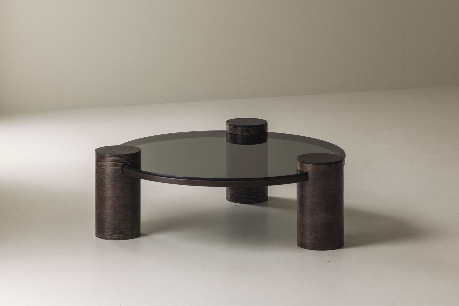 Sculpturale Brutalist salontafel van wengé en rookglas, rond, ca. jaren 1970