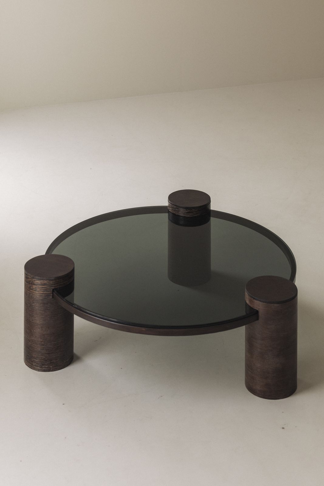 photo vinterior Sculpturale Brutalist salontafel van wengé en rookglas, rond, ca. jaren 1970