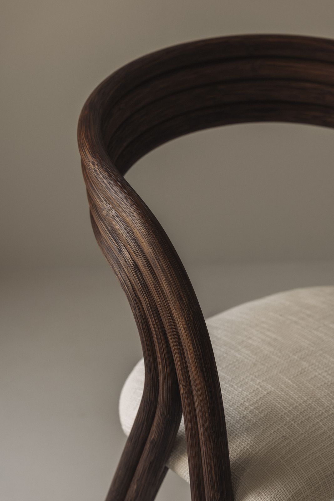 photo furniture Sculptural Set Eetkamerstoelen van Axel Enthoven voor Rohé, jaren 1980