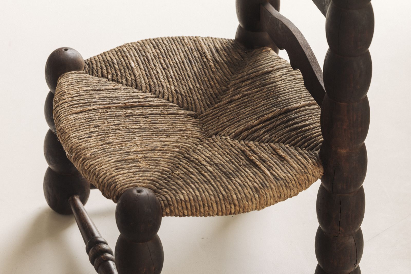 Meubels Stel Spaanse stoelen met klossendraaierij en biezen zitting, begin 20e eeuw photo