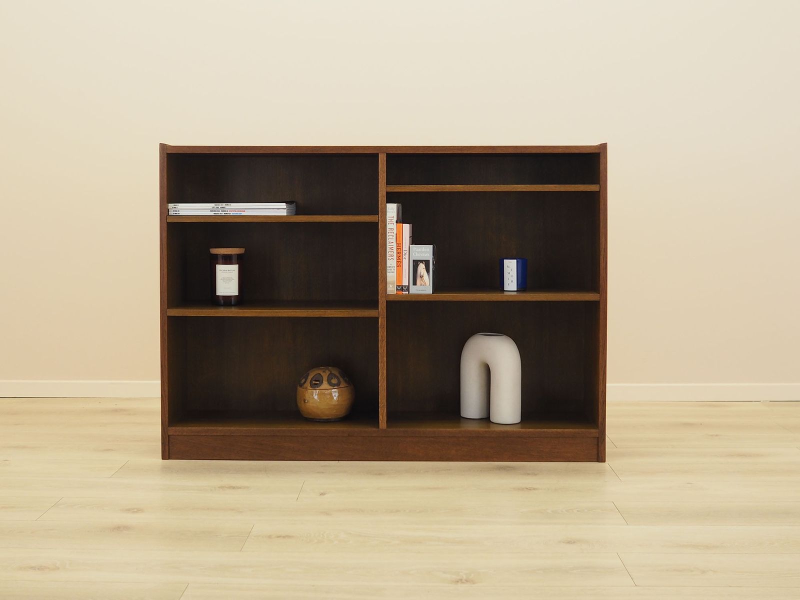 Bibliothèque danoise en placage de noyer à étagères réglables, forme basse mid-century. photo furniture