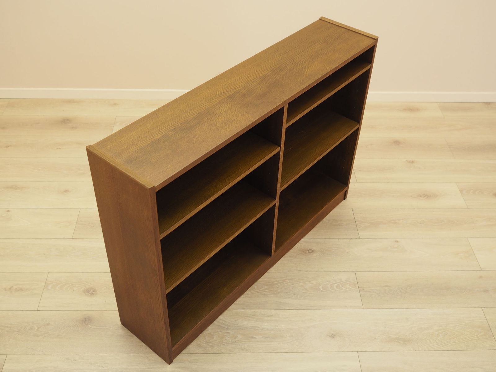 Bibliothèque danoise en placage de noyer à étagères réglables, forme basse mid-century. photo 429.0