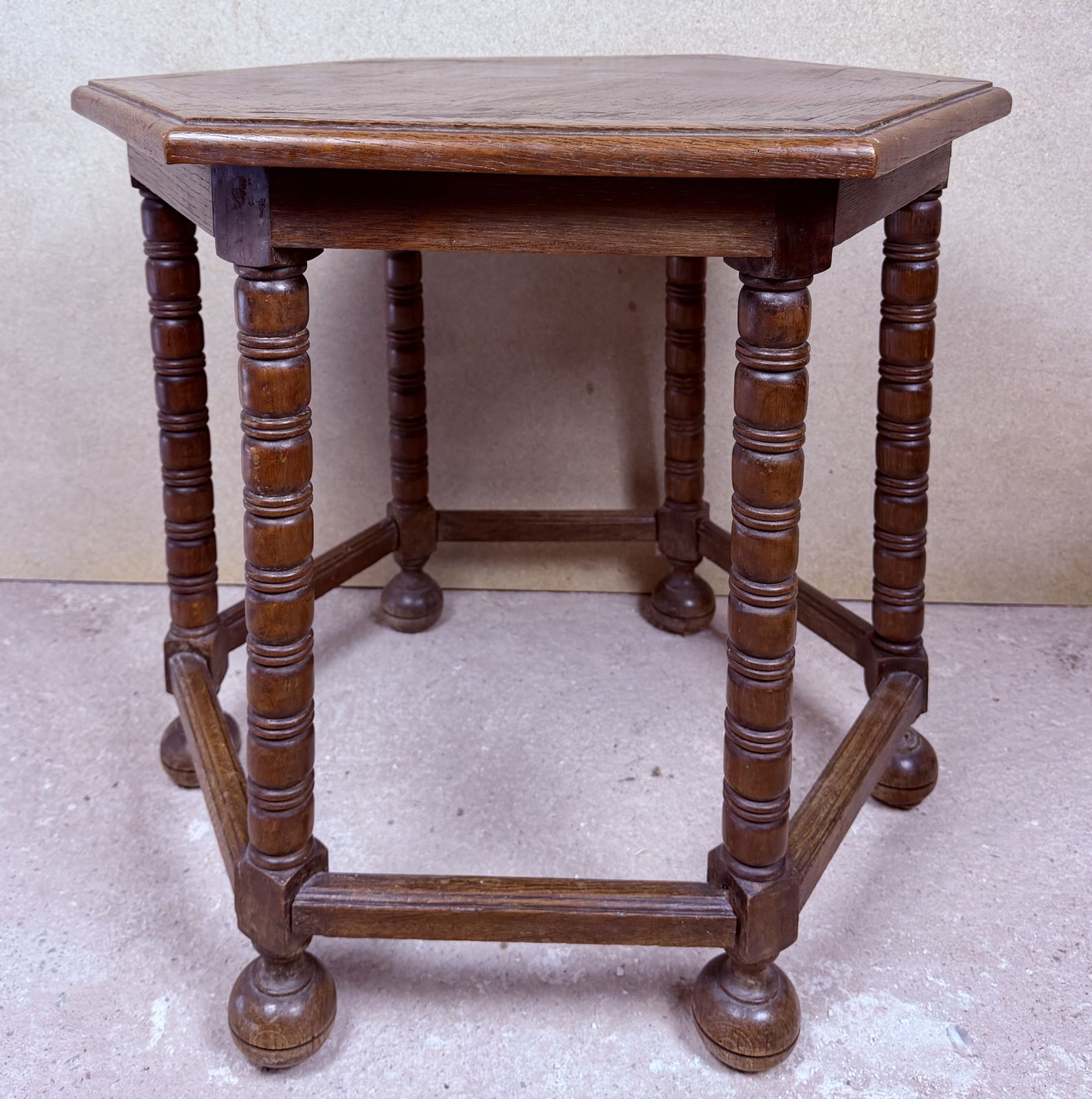 Spaanse zeshoekige houten bijzettafel met gedraaide poten photo for sale