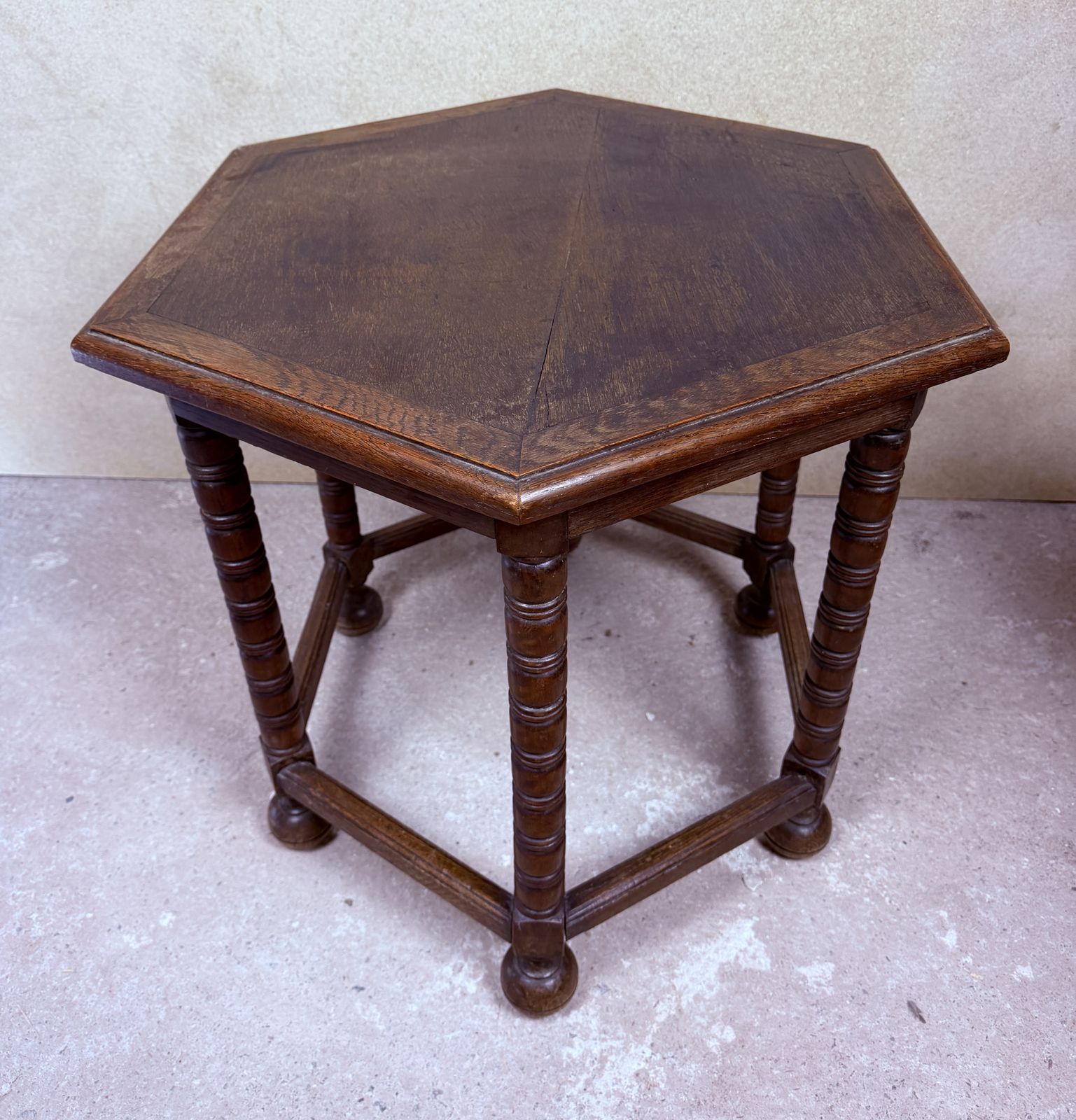 Spaanse zeshoekige houten bijzettafel met gedraaide poten photo 1550.0