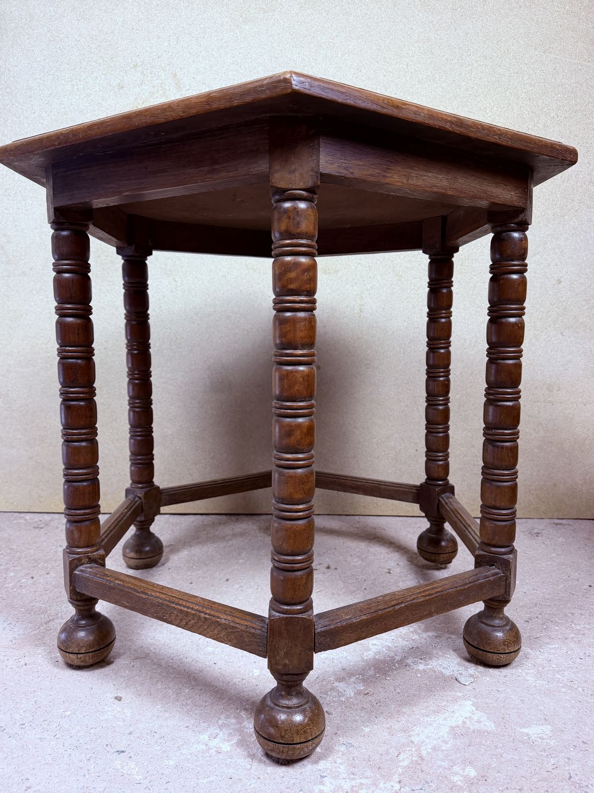 photo furniture Spaanse zeshoekige houten bijzettafel met gedraaide poten