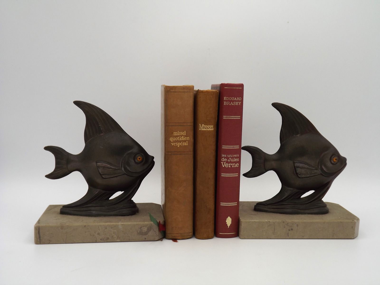 photo buy Franse art deco boekensteunen van marmer en spelter met vismotief