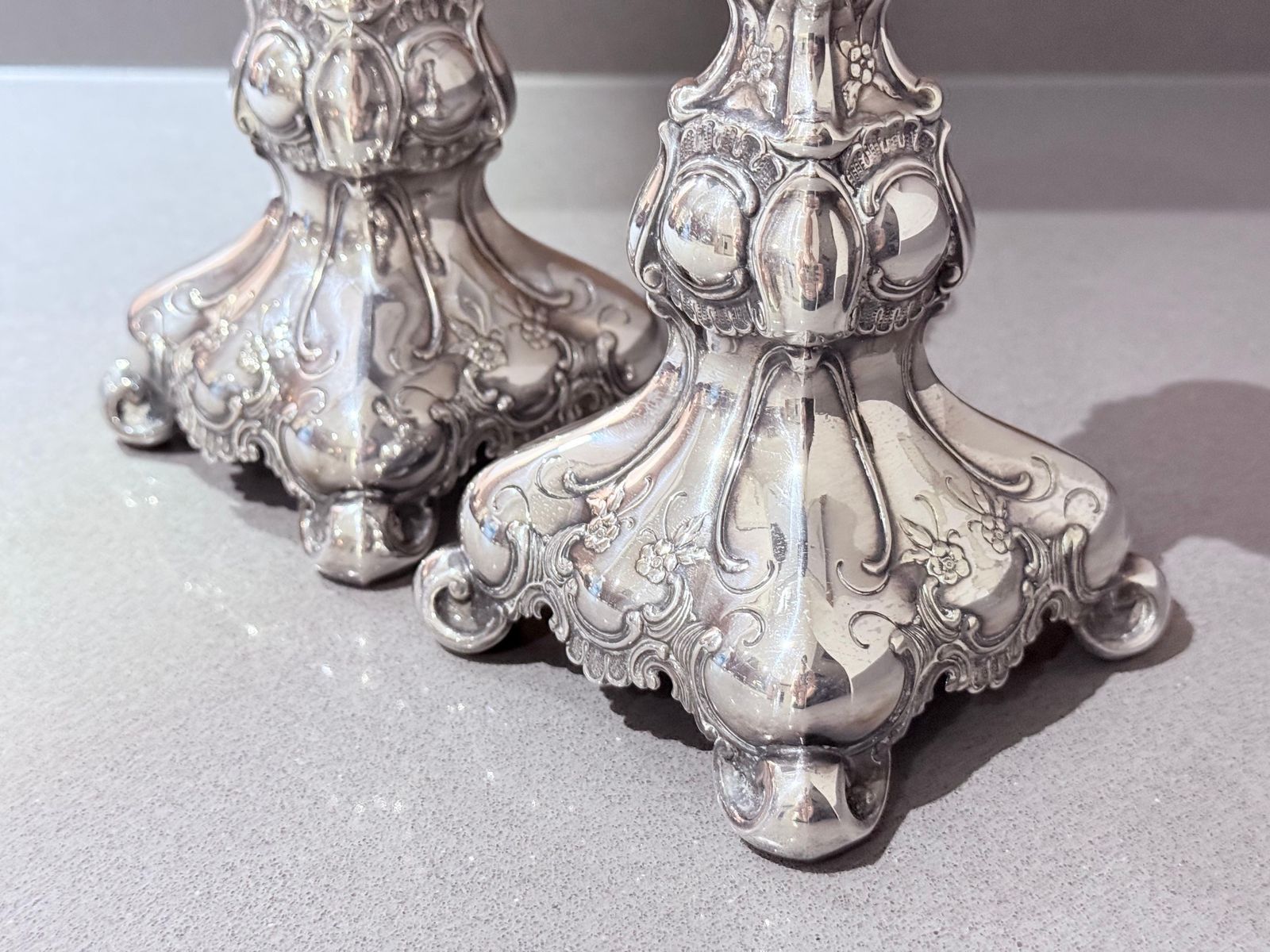 Paire de bougeoirs d'époque en argent de style Rococo, décoration intérieure, années 1900 photo for sale