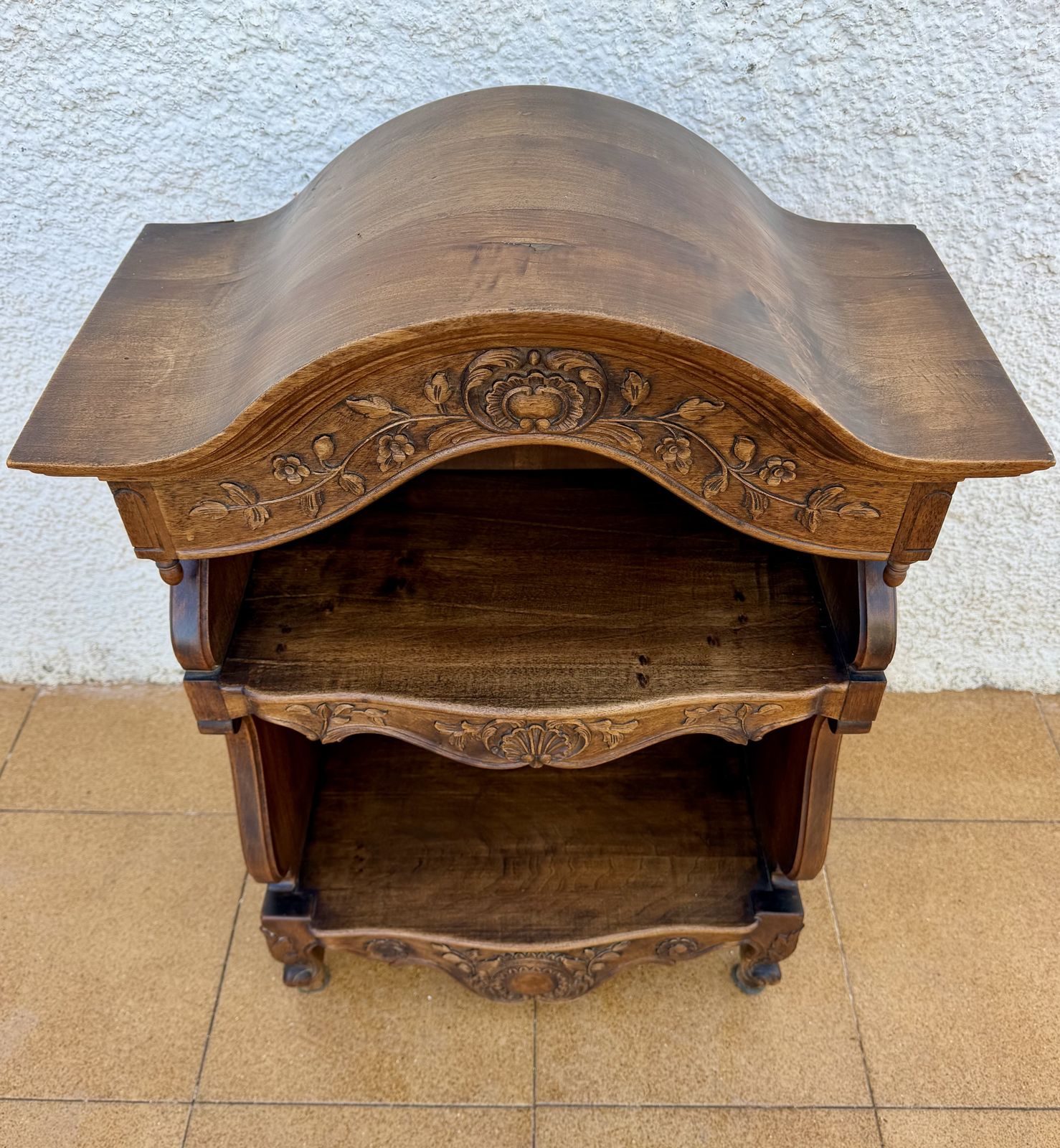 photo furniture Spaanse open wandkast van hout met gesneden bloemdecoratie