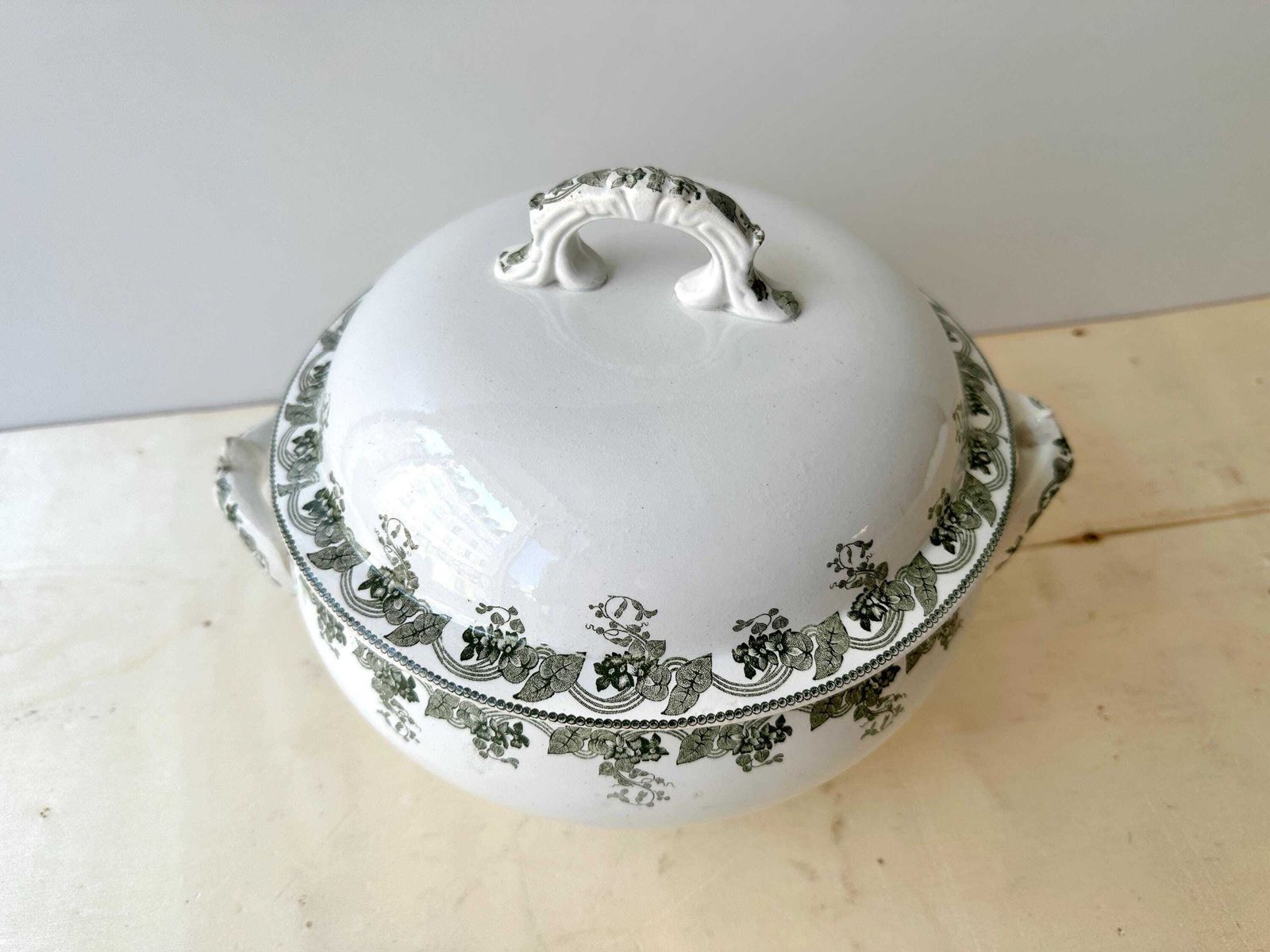 Soupière d'époque en faïence de fer Violetta, Moulin des Loups, décor floral, vers 1900 photo Décoration