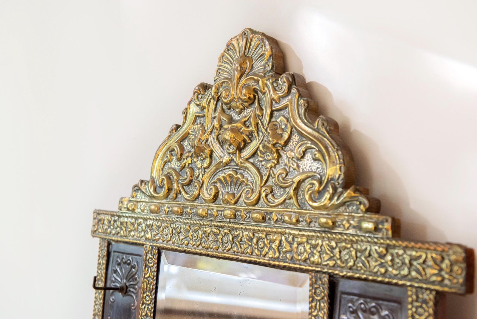 Miroir mural d'époque néerlandais en laiton avec crochets, années 1900, miroir d'entrée repoussé, verre biseauté photo furniture