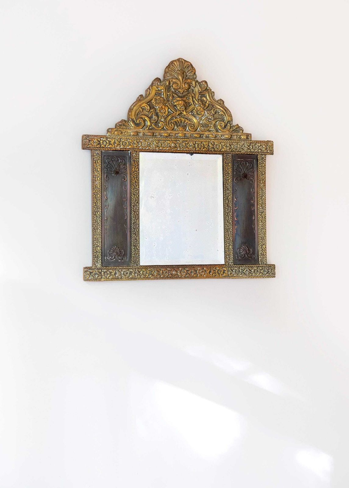 Miroir mural d'époque néerlandais en laiton avec crochets, années 1900, miroir d'entrée repoussé, verre biseauté photo 265.0