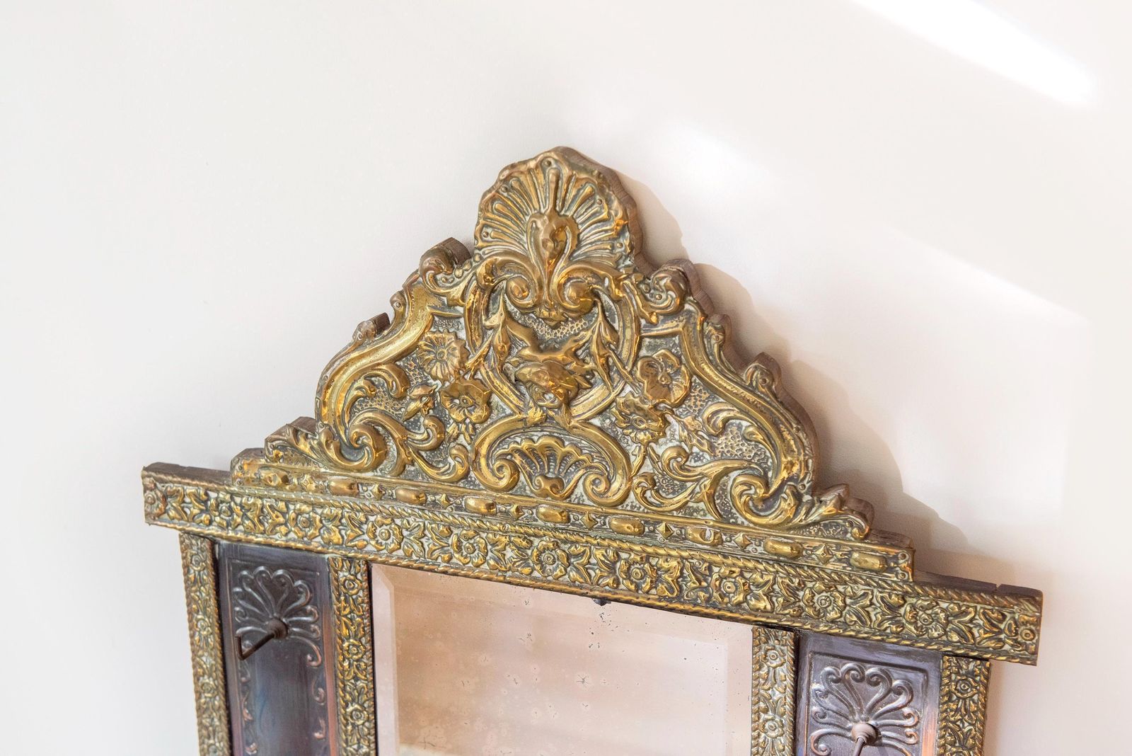 Miroir mural d'époque néerlandais en laiton avec crochets, années 1900, miroir d'entrée repoussé, verre biseauté photo vinterior