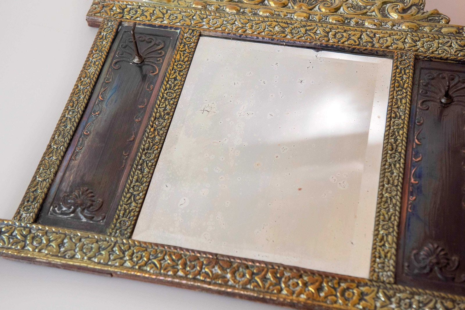 photo for sale Miroir mural d'époque néerlandais en laiton avec crochets, années 1900, miroir d'entrée repoussé, verre biseauté