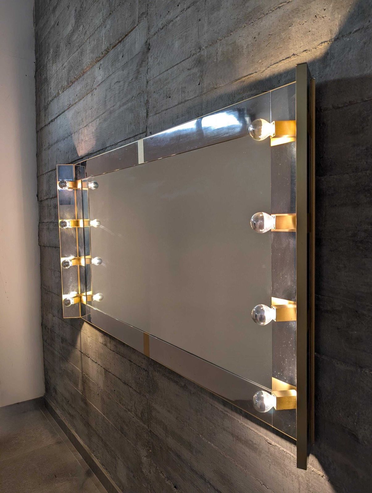 Miroir de coiffeuse lumineux en chrome et laiton, par Gaetano Sciolari, Italie, années 1970 photo Décoration