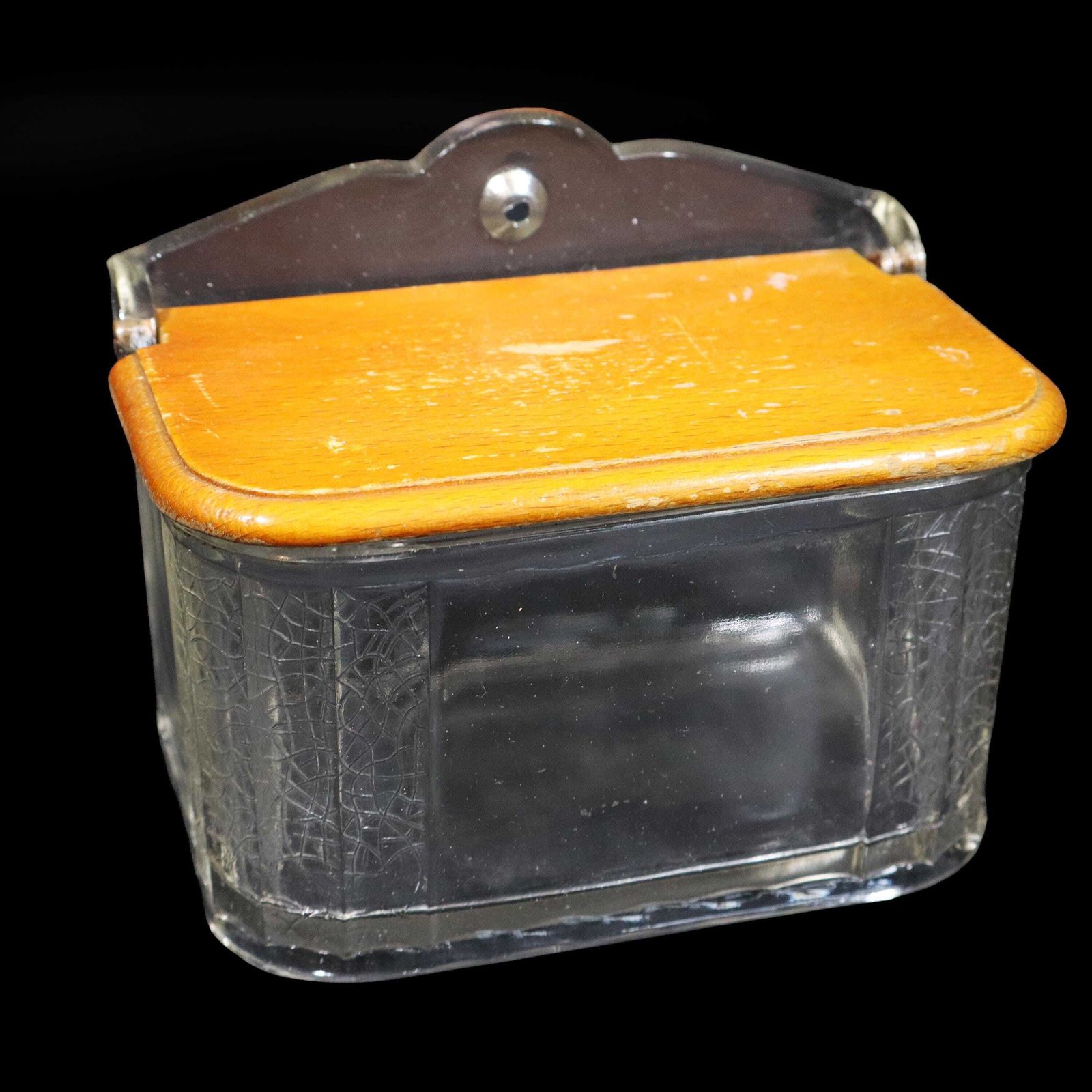 Franse Vintage Glazen Zoutdoos met Houten Deksel. photo furniture