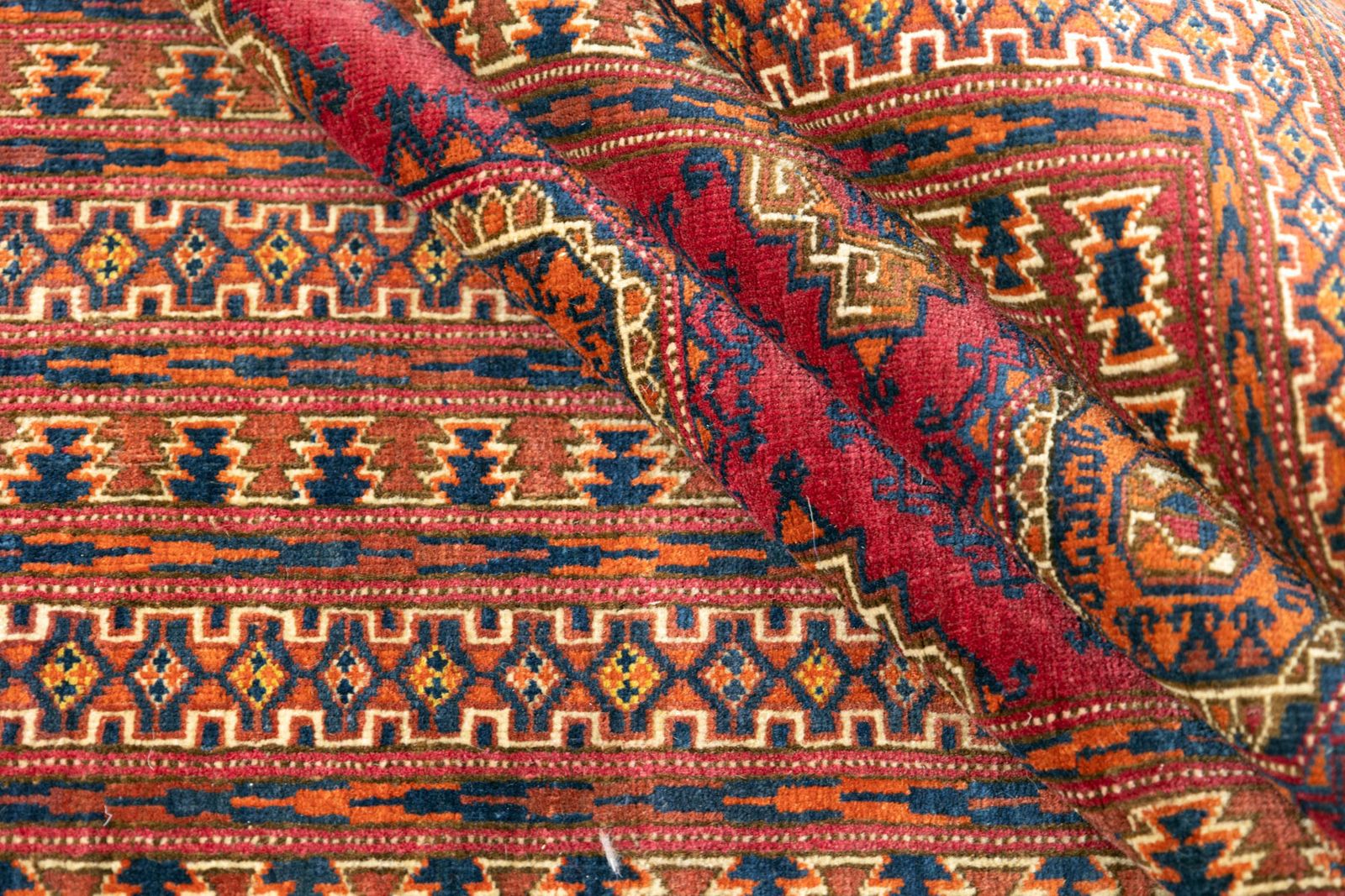 Mid-Century Bokhara vloerkleed, 200 × 114 cm, ca. jaren 1960 photo vintage
