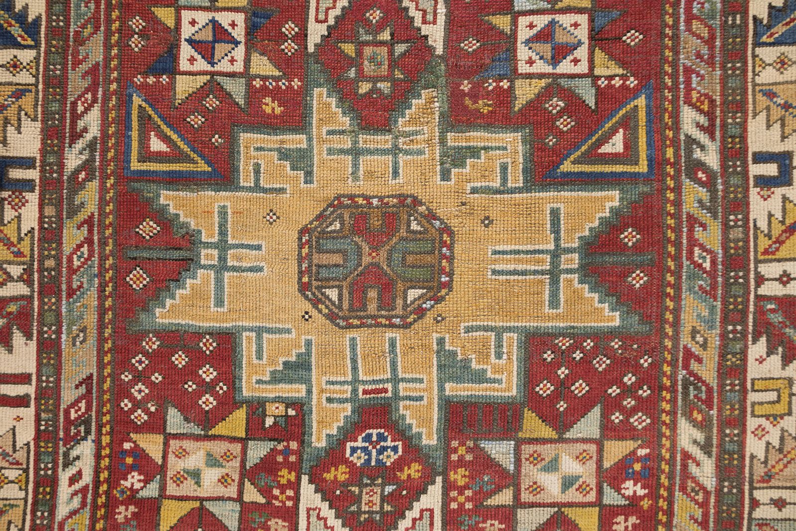 Antiek Kaukasisch Kazak Lesghi tapijt, 205 × 124 cm, ca. 1900s photo vinterior