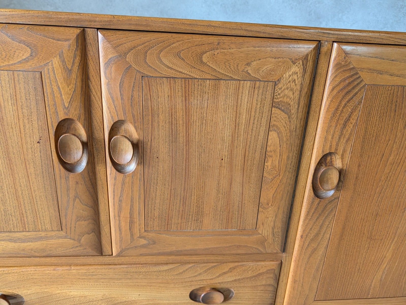 photo furniture Vintage Ercol 467 Blonde Elm Windsor Sideboard 1960s
