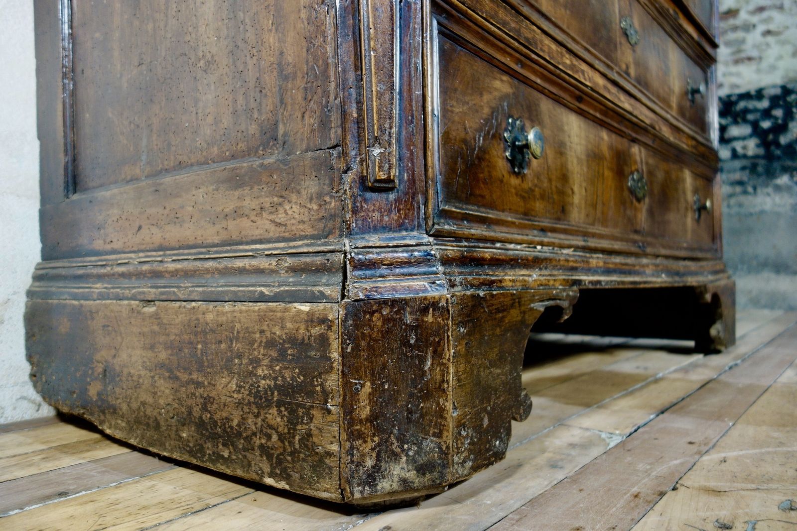 photo vinterior Large Scale 17th Century North Italian Walnut Commode