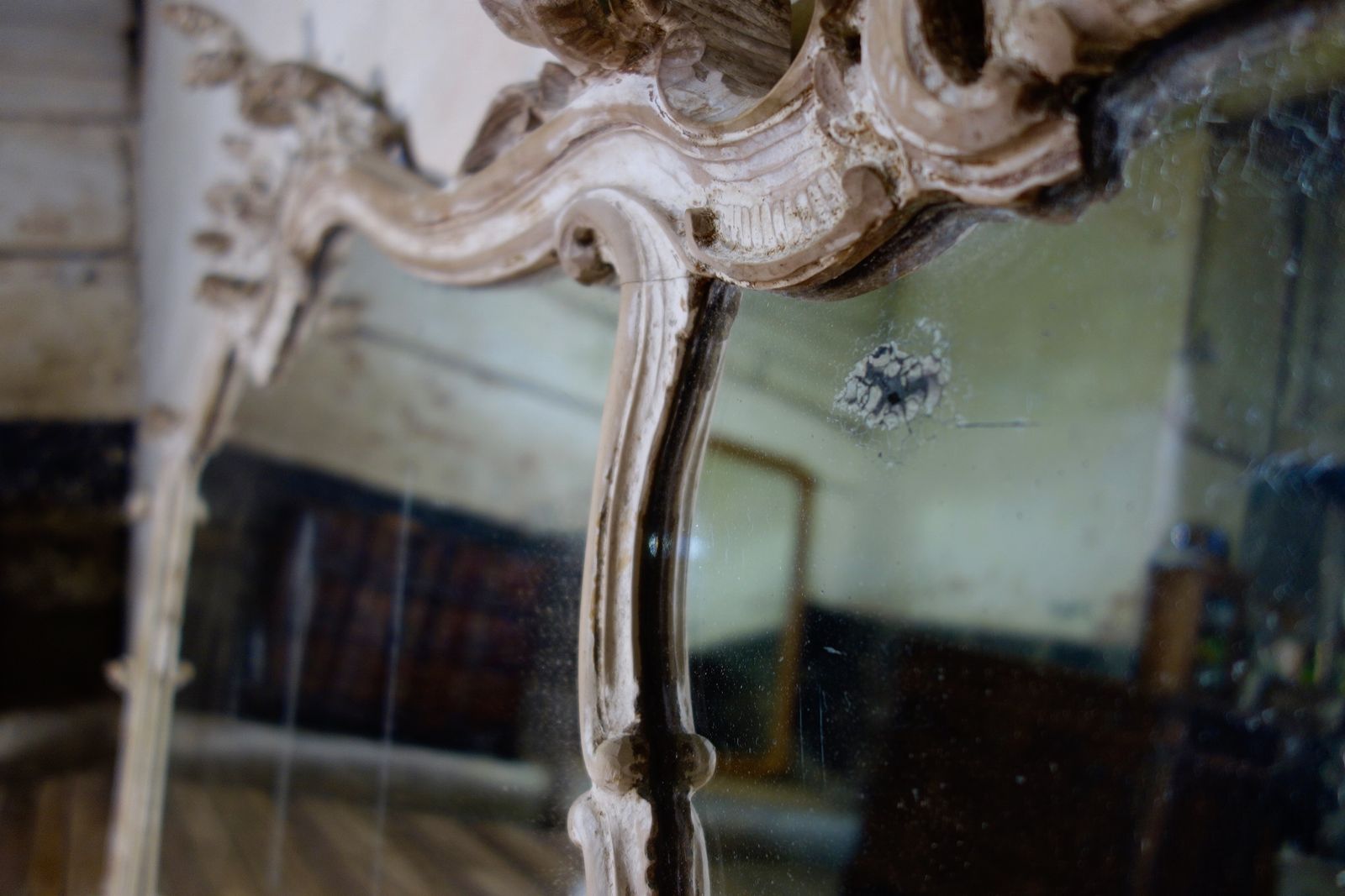 photo vintage 19th Century French Painted Rococo Wall Mirror