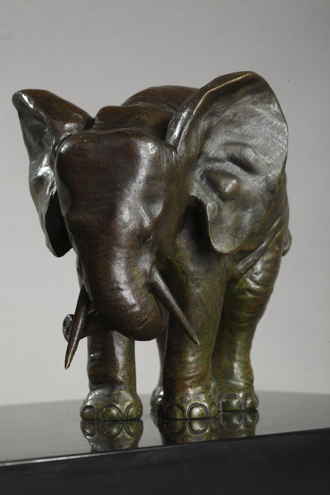 photo for sale Statue en bronze « Elephant With Its Two Baby Elephants », par Ulisse Caputo (1872-1948)
