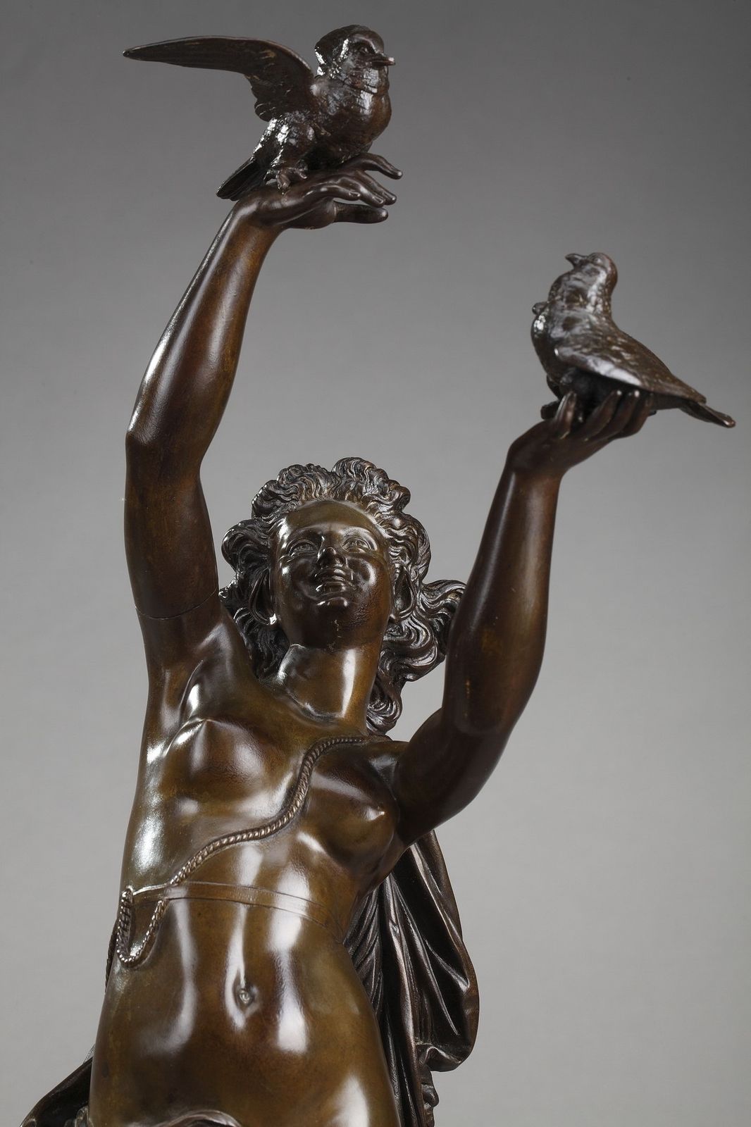 Sculpture en bronze « Woman With Doves », par Charles Alphonse Gumery photo furniture