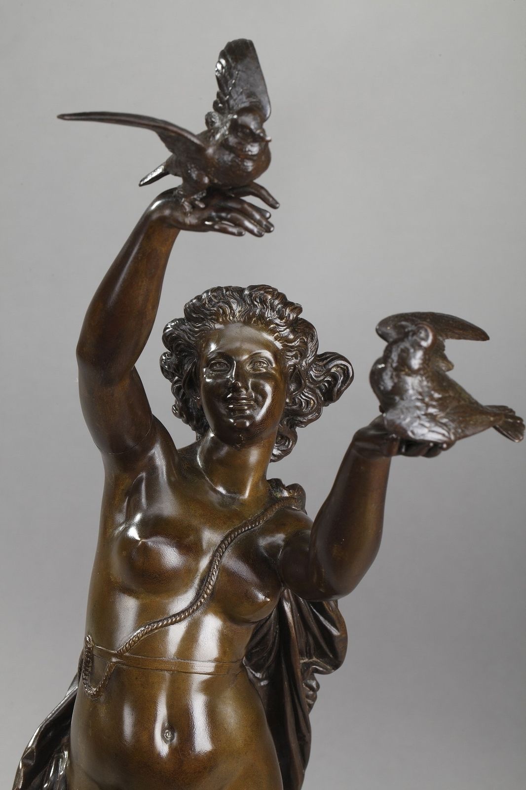 Sculpture en bronze « Woman With Doves », par Charles Alphonse Gumery photo Décoration