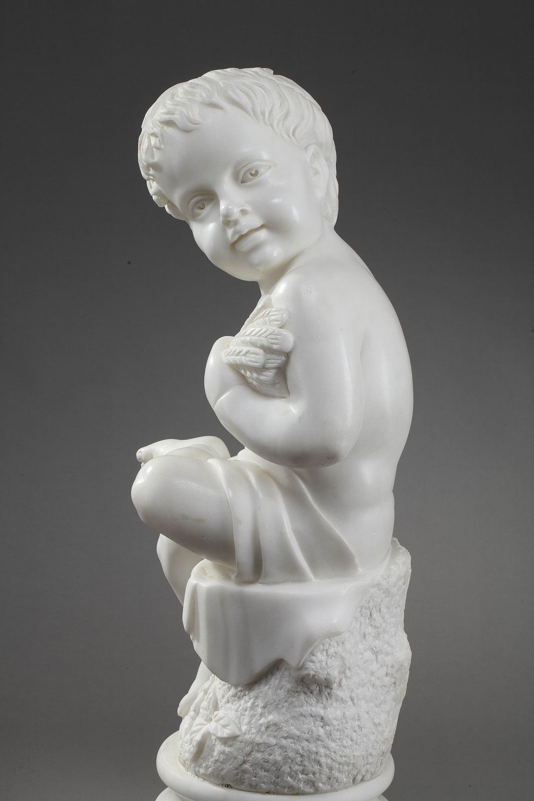 Figure en marbre du XXe siècle « Putto aux épis de blé » photo buy