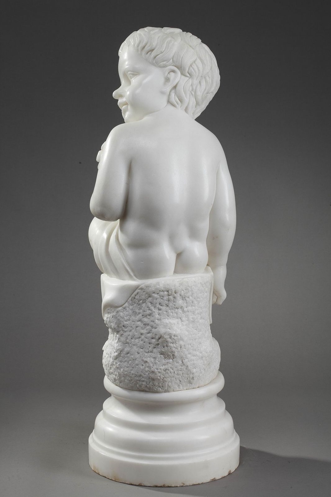photo for sale Figure en marbre du XXe siècle « Putto aux épis de blé »