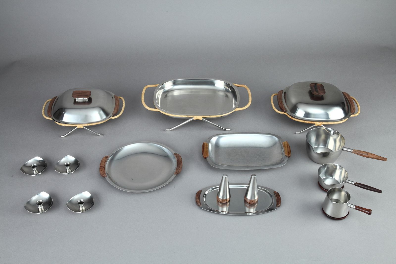 Service de table Lundtofte Denmark et Dana Stainless DFA photo furniture