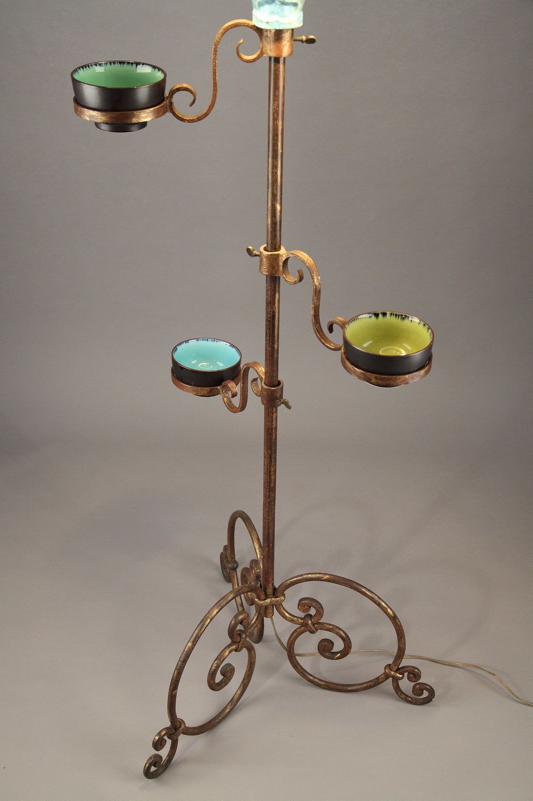 Pied de lampe tripode à figure en céramique bleue photo Luminaires