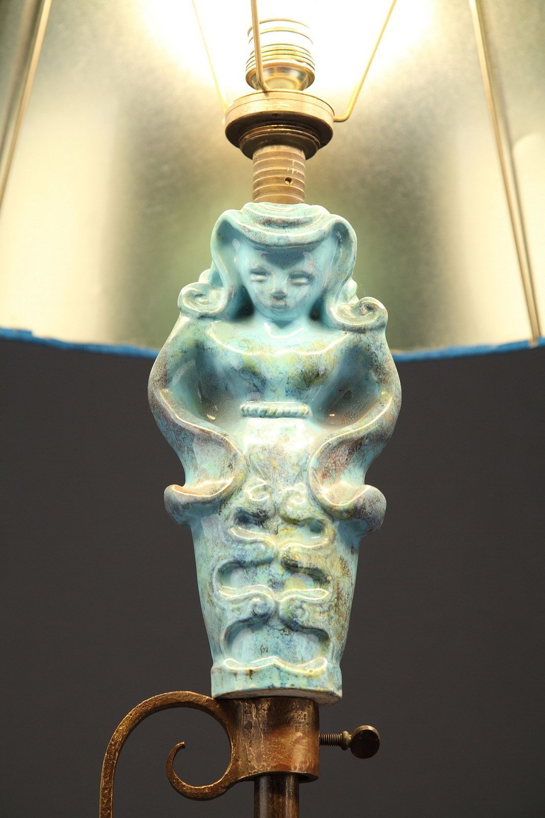 Pied de lampe tripode à figure en céramique bleue photo 1726.0