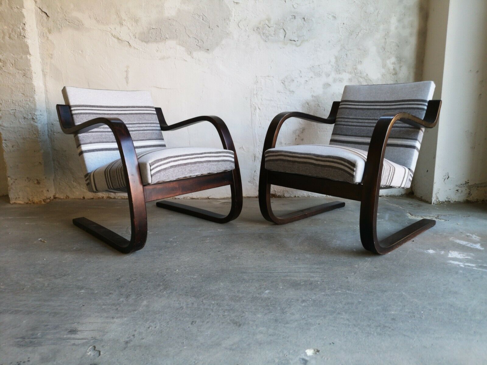 A Stunning Pair Of Early Alvar Aalto 34/402 Cantilever Armchairs, 1930s, Artek