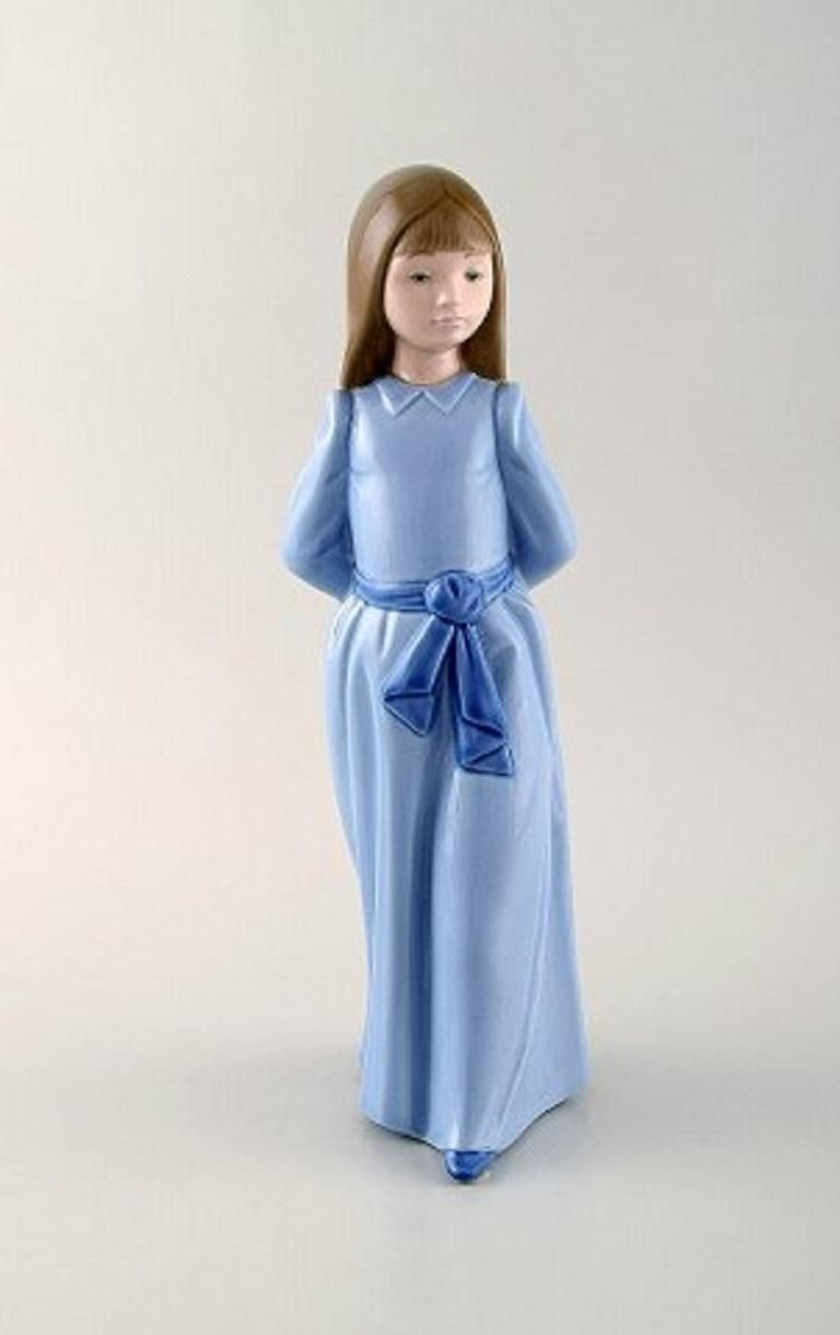 Nao And Lladro, Three Porcelain Figures, 20th Century photo furniture