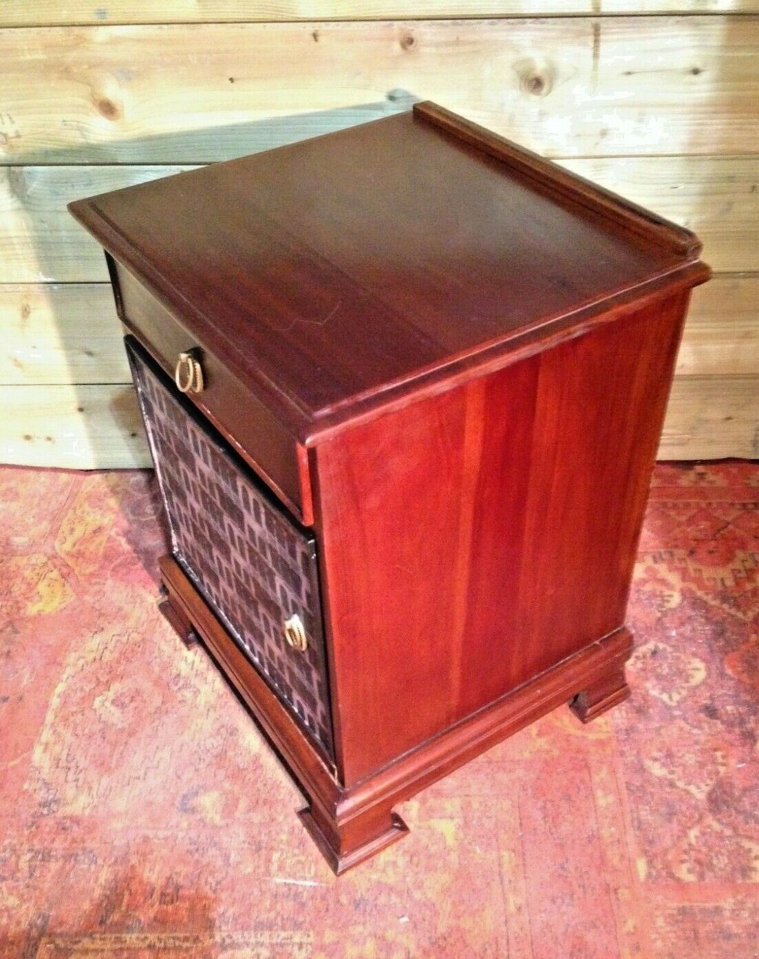 photo furniture Vintage Solid Mahogany Bedside Cabinet / Bedside Table