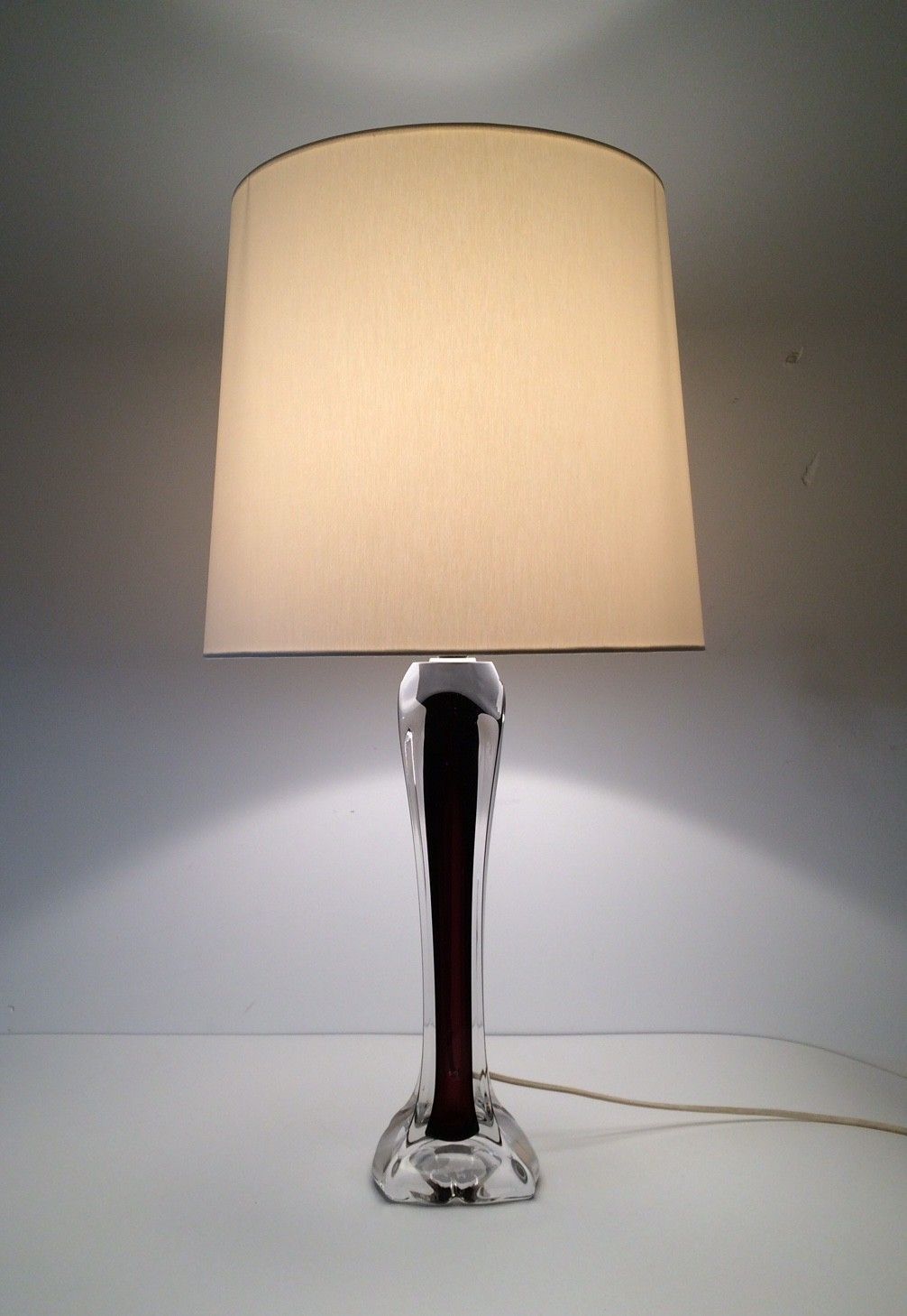 Mid Century Modern Tafelamp Van Val St Lambert In Kristalglas Met Paarse Binnenkant, Ca. Jaren 1950 photo for sale