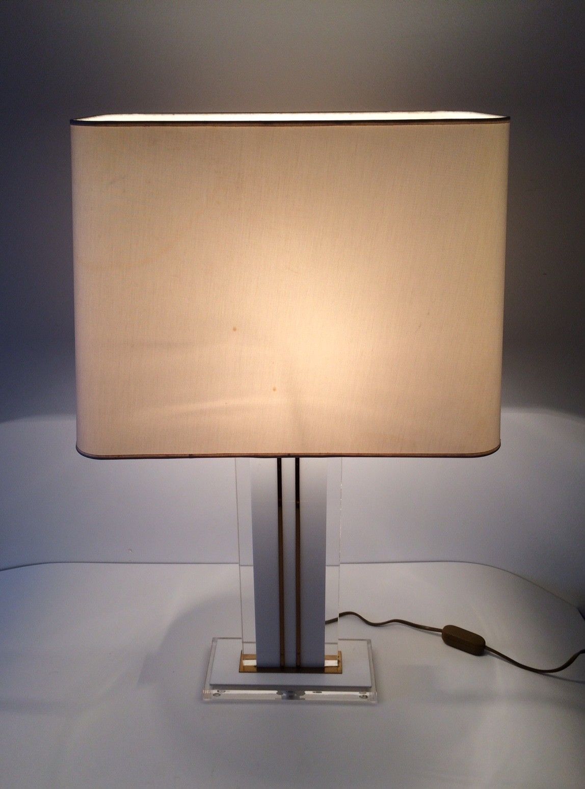 Mid Century Modern Design Lucite & Brass Tafellamp, Jaren 1970 photo furniture