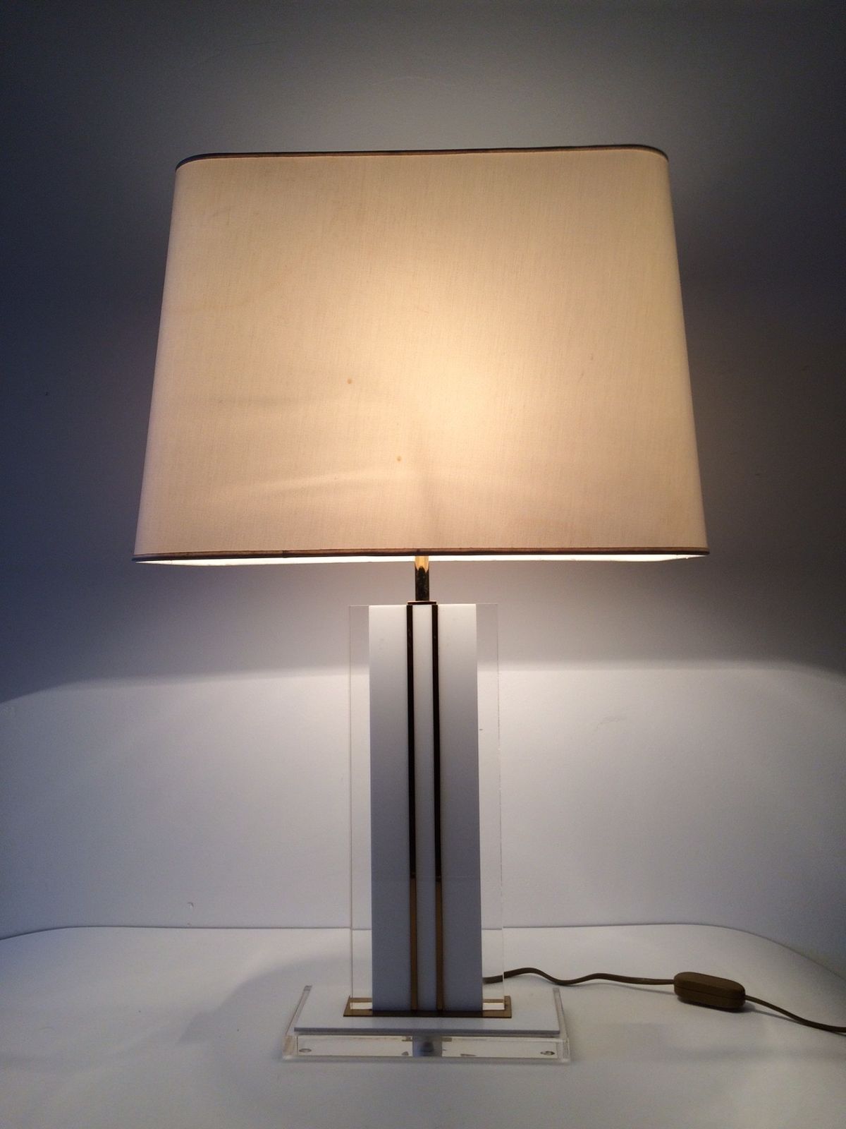 Mid Century Modern Design Lucite & Brass Tafellamp, Jaren 1970 photo for sale