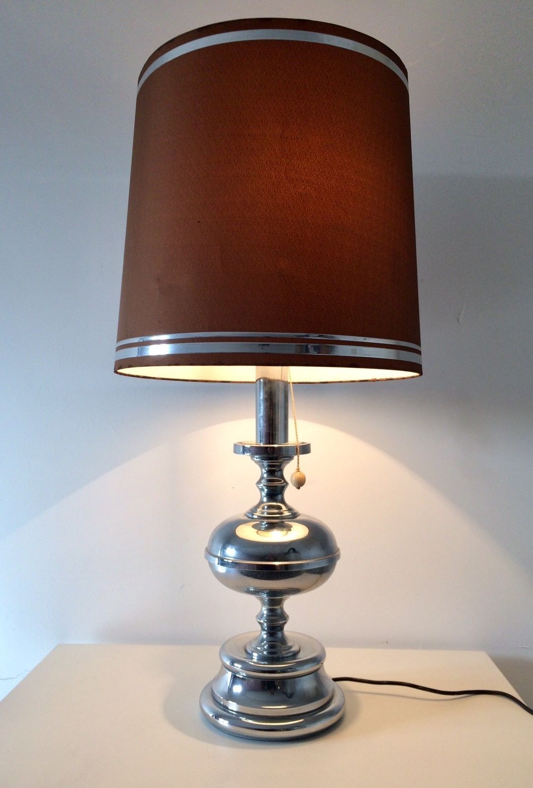 559.24 Mid Century Italiaans Design Jaren 1970 Xl Chromen Tafellamp Met Kap photo