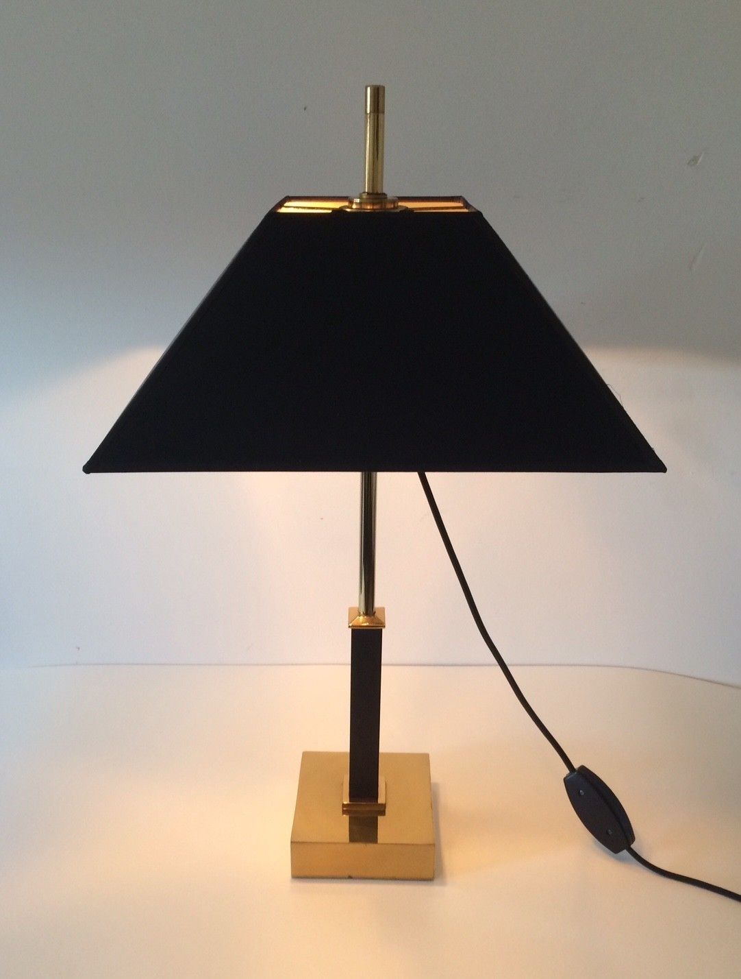 Hollywood Regency Jaren 1980 Deknudt Design Vierkante Messing Tafellamp Voor Maison Jansen photo for sale