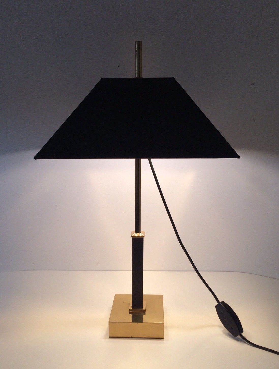 541.88 Hollywood Regency Jaren 1980 Deknudt Design Vierkante Messing Tafellamp Voor Maison Jansen photo
