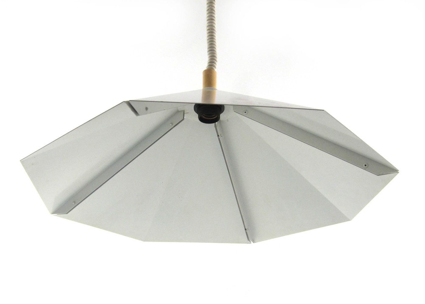Strakke Minimalistische Plaatmetalen Lamp Uit De Jaren 1970 Met Een 'Stealth' Uitstraling