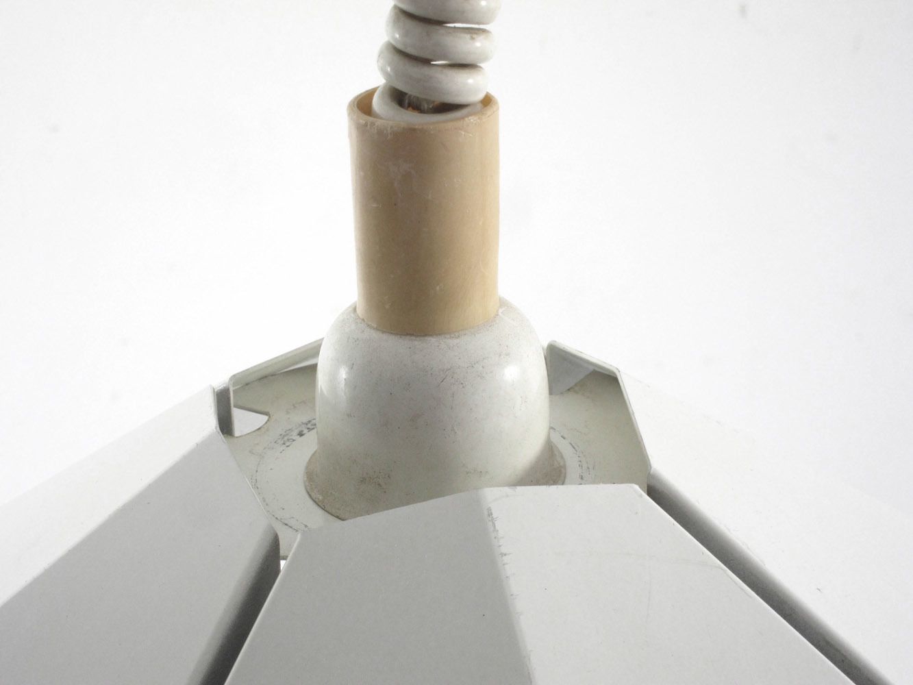 Strakke Minimalistische Plaatmetalen Lamp Uit De Jaren 1970 Met Een 'Stealth' Uitstraling photo buy
